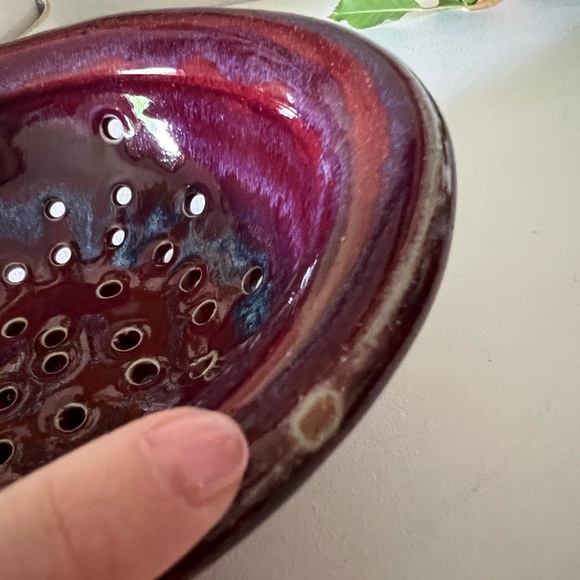 Handmade berry dish in deep red and blue glaze, artist signed - Picture 7 of 8